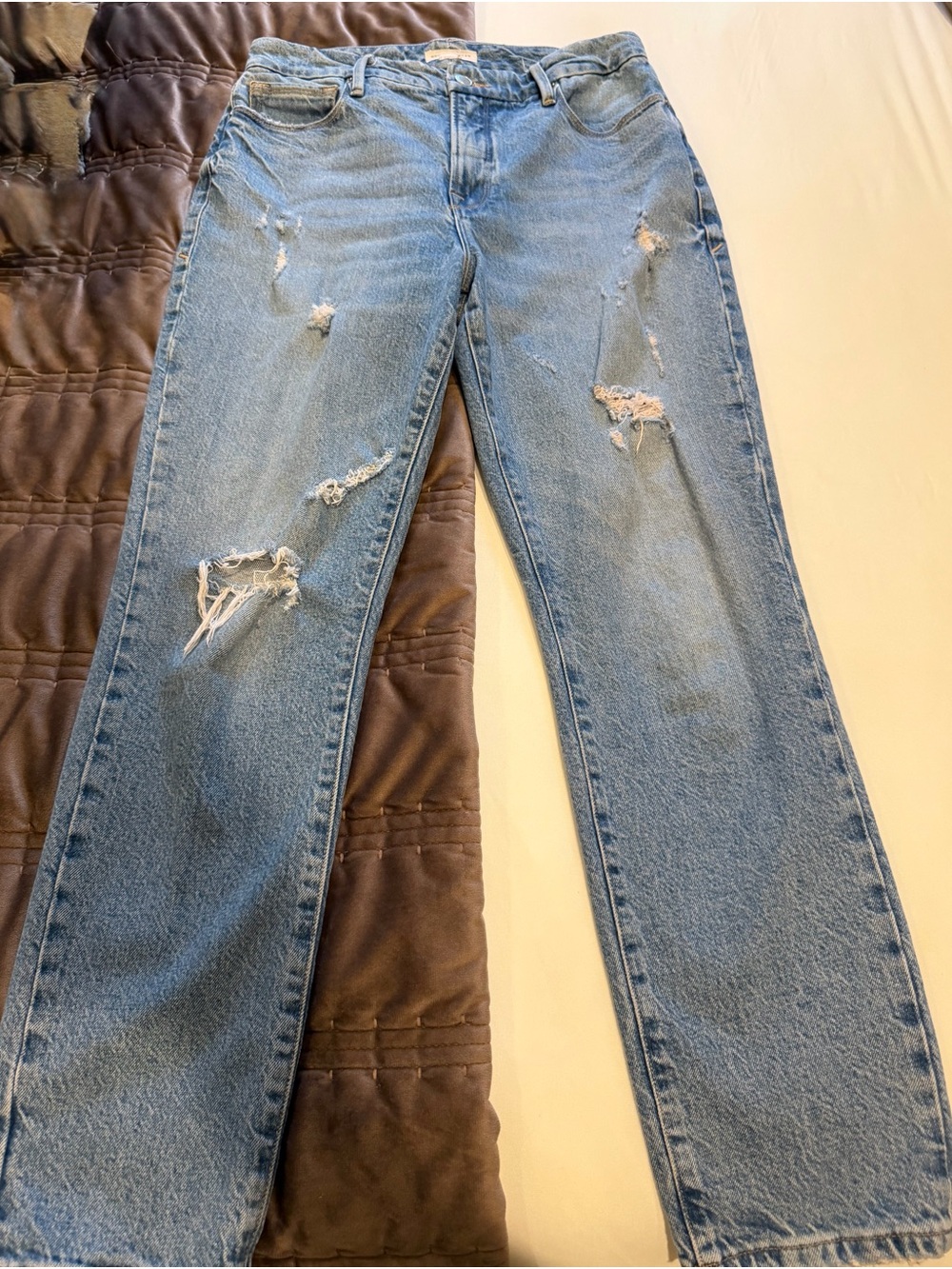 Women’s sz 4/27 Good American Light Blue Straight Leg Distressed Jeans.